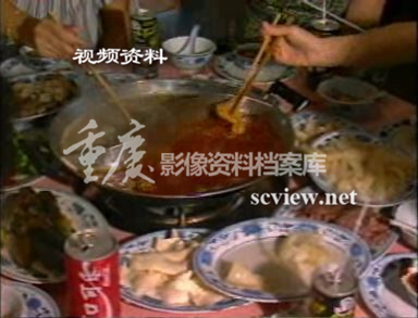 早期市民涮鸳鸯火锅画面