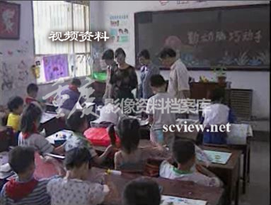 珊瑚小学上手工课画面